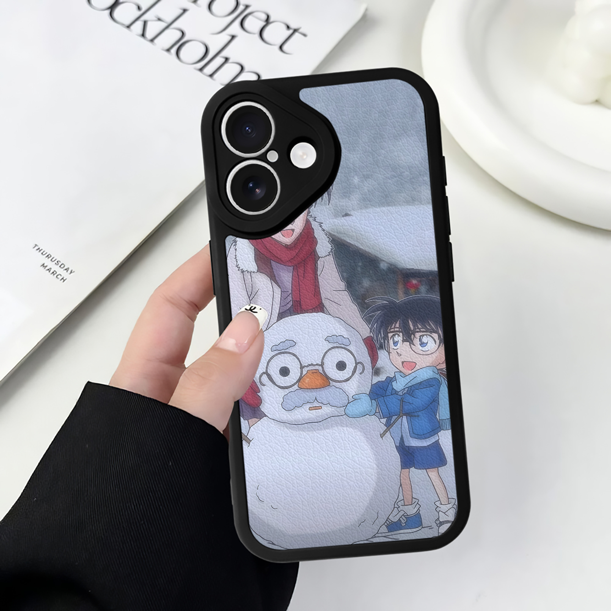（画像用） 名探偵コナン Detective Conan 【iPhone 16シリーズ対応】シリコンスマホケース（レザー調） 材質：シリコン